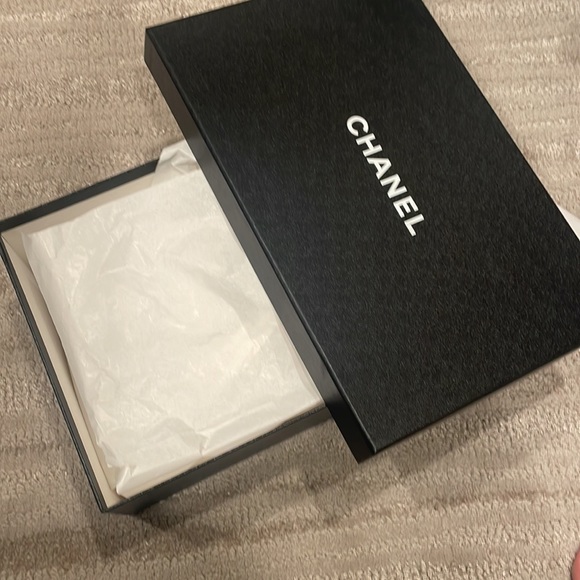 Chanel sneaker box - Picture 3 of 4